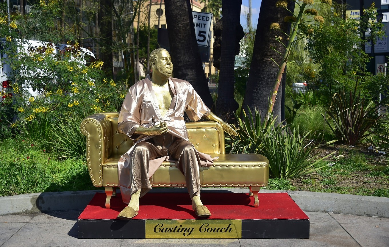 Hollywood Amp 39 Casting Couch Amp 39 Sculpture Covered In Light Of Weinstein Sexual Abuse Scandal Youtube